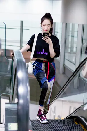 孟美岐酷美机场街拍图片