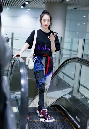 孟美岐酷美机场街拍图片_1