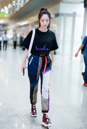 孟美岐酷美机场街拍图片_2