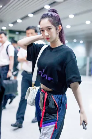 孟美岐酷美机场街拍图片_4