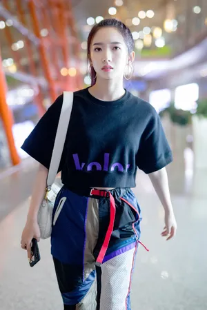 孟美岐酷美机场街拍图片_6