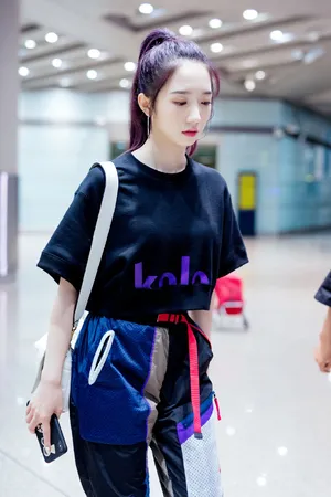 孟美岐酷美机场街拍图片_8