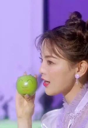 杨超越哪吒头灵动俏皮图片_8