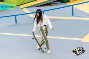 程潇白卫衣玩转滑板性感图片