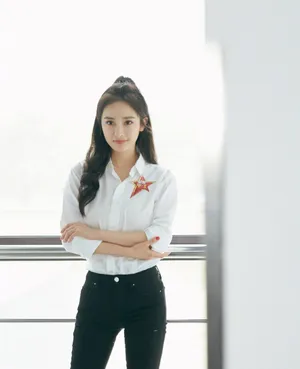 杨幂白衬衫细长美腿性感图片