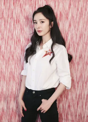 杨幂白衬衫细长美腿性感图片_5