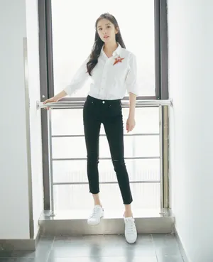 杨幂白衬衫细长美腿性感图片_8