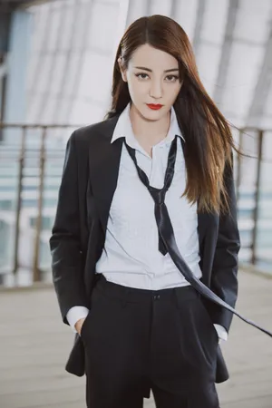 迪丽热巴西装酷帅写真图片_3