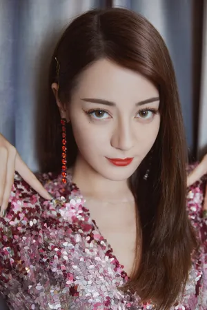迪丽热巴亮片裙性感写真图片_3