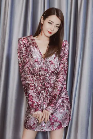 迪丽热巴亮片裙性感写真图片_4