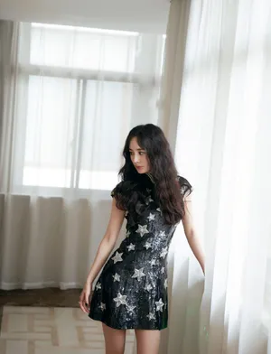 杨幂黑色旗袍性感活动照图片_3