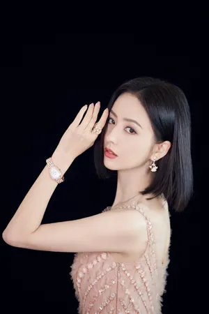 佟丽娅裸色长裙清新淡雅写真图片_6