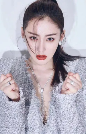 张天爱性感深v时尚写真大片_4
