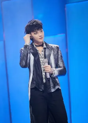 黄子韬着银灰长尾西服帅气图片_2