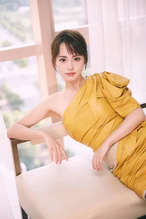 张嘉倪着鹅黄皮裙优雅性感写真_1