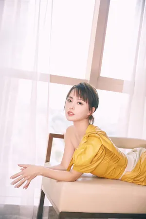张嘉倪着鹅黄皮裙优雅性感写真_2