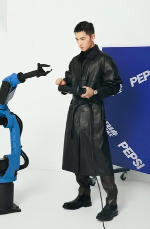 杨洋芭莎男士杂志封面大片_4