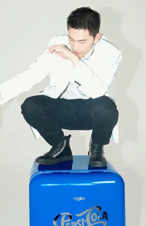 杨洋芭莎男士杂志封面大片_5