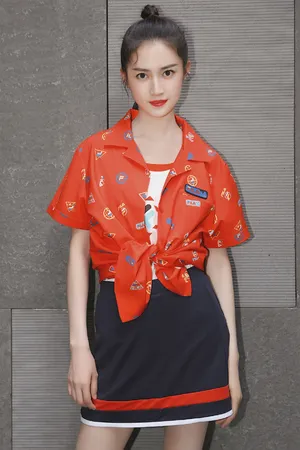 陈钰琪甜美元气街拍图片