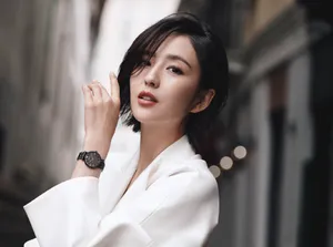 佟丽娅柔美干练代言写真图片
