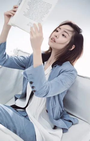 张艺上清爽干练时尚写真图片