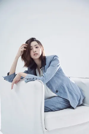 张艺上清爽干练时尚写真图片_3