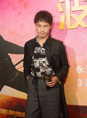 演员耿乐帅气活动照图片_2
