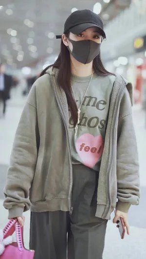欧阳娜娜宽松休闲风街拍图片