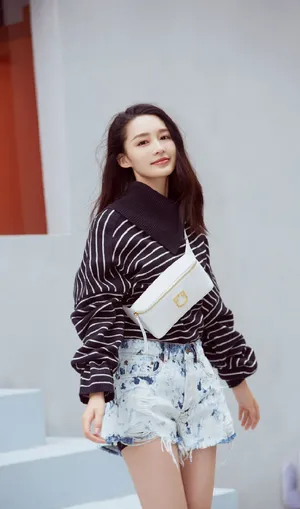 李沁阳光甜美时尚街拍图片_1