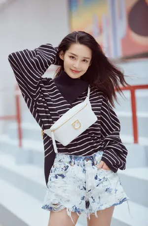 李沁阳光甜美时尚街拍图片_2