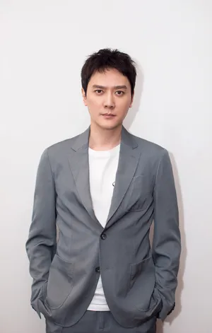 冯绍峰儒雅帅气活动照图片