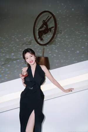 秦岚性感优雅活动图片_1
