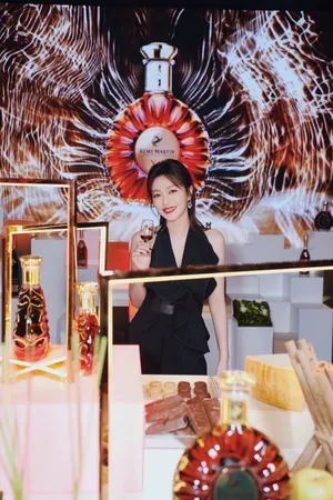秦岚性感优雅活动图片