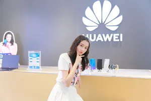 关晓彤甜美活动写真图片_2