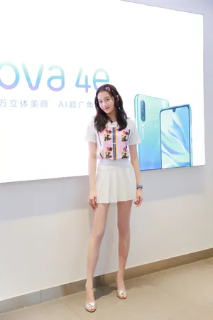 关晓彤甜美活动写真图片_8