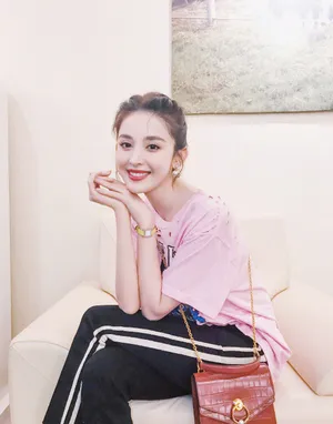 古力娜扎随性优雅写真图片_3