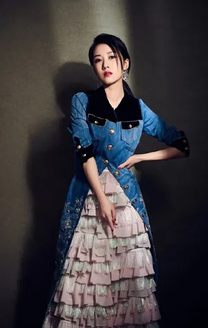 李念冷艳魅力写真图片
