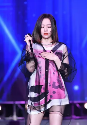 张靓颖性感动人舞台照图片