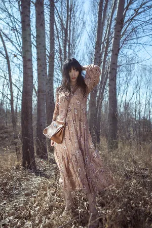 柳岩妩媚性感户外写真图片_2