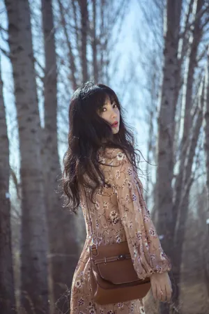 柳岩妩媚性感户外写真图片_5