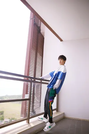易烊千玺简洁卫衣街拍写真图片
