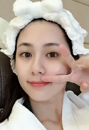 刘颖伦可爱白嫩素颜自拍照图片