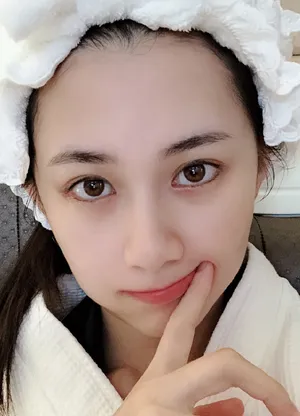 刘颖伦可爱白嫩素颜自拍照图片_2
