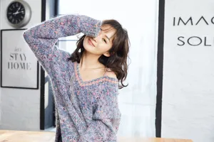 郑合惠子性感露肩写真图片