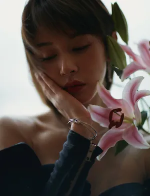 王子文性感黑裙活动写真图片_2