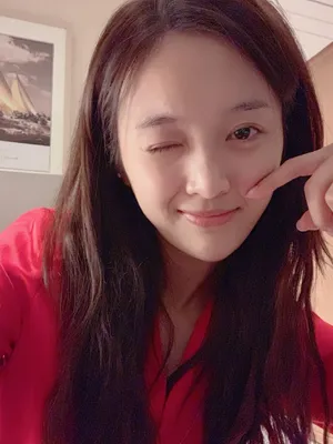 吴宣仪俏皮素颜照图片