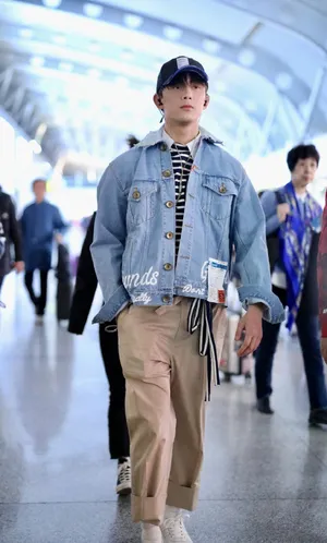 盐系少年吴磊机场街拍图片