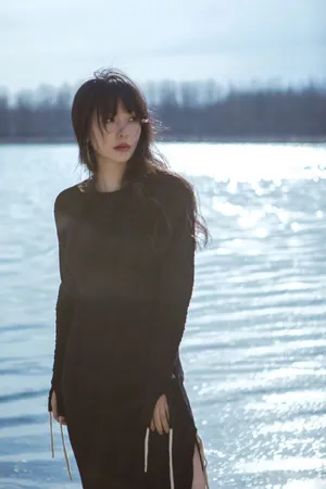 柳岩优雅性感湖边写真图片_2