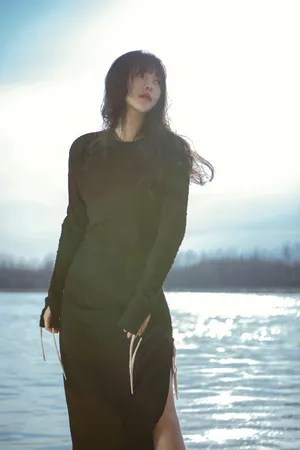 柳岩优雅性感湖边写真图片_3