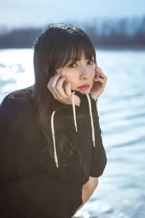 柳岩优雅性感湖边写真图片_4